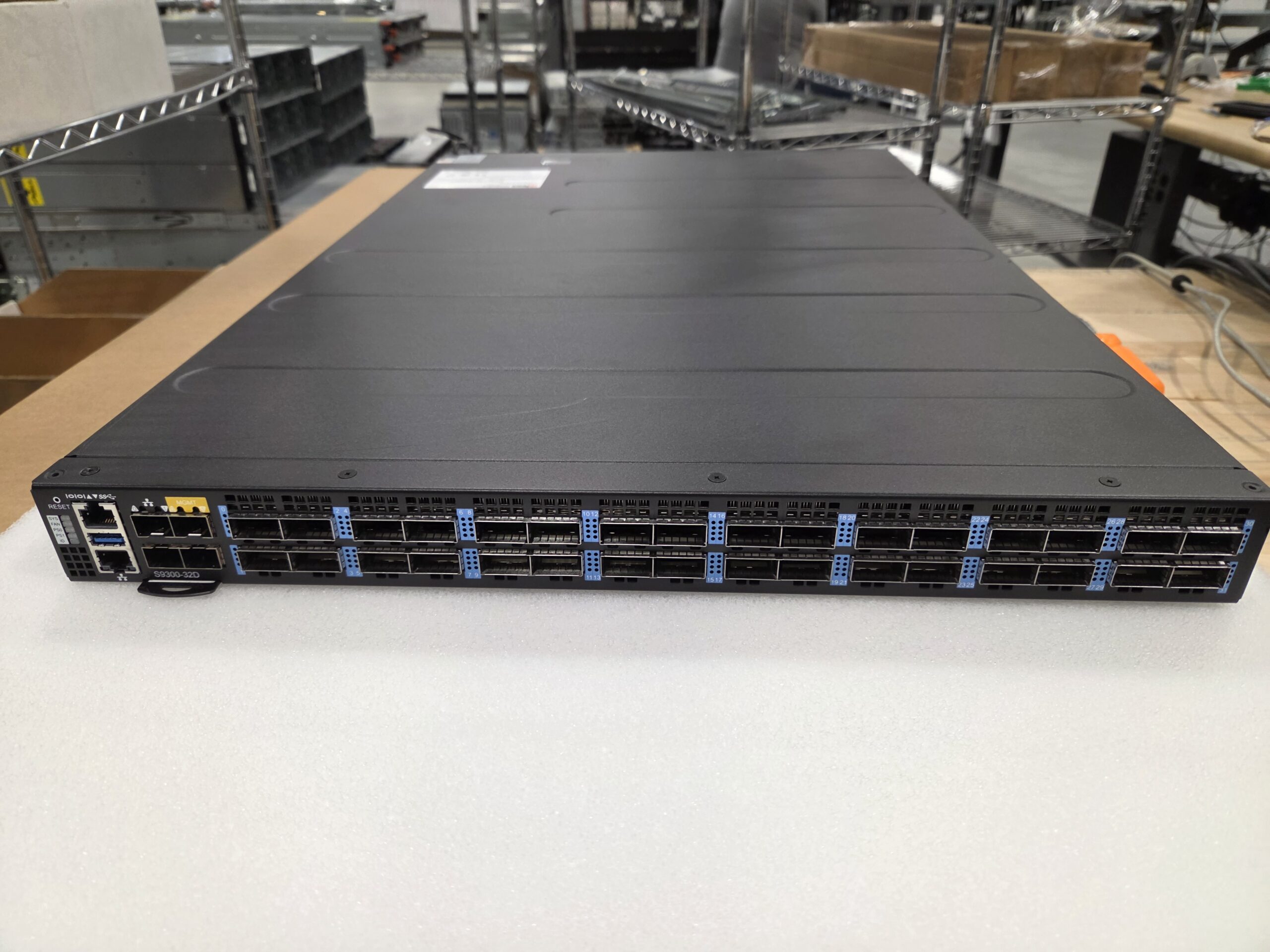 New Open Box UfiSpace S9300-32D-4B2B 32x 400GbE QSFP-DD 12.8Tbps Switch